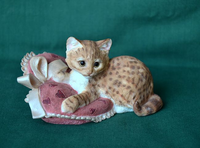 Kotě na srdíčkovém polštářku - 11 x 8 x výška 6cm