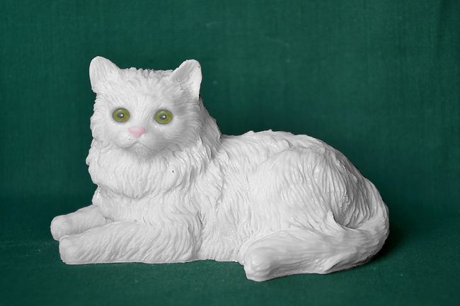 Bílá kočka ležící - délka 10cm
