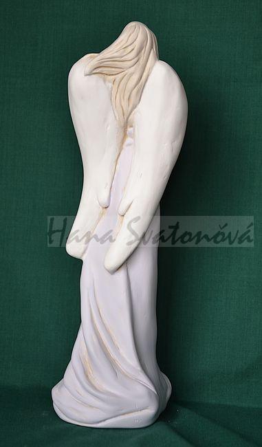 Anděl s s rukou ve vlasech - výška 29,5cm